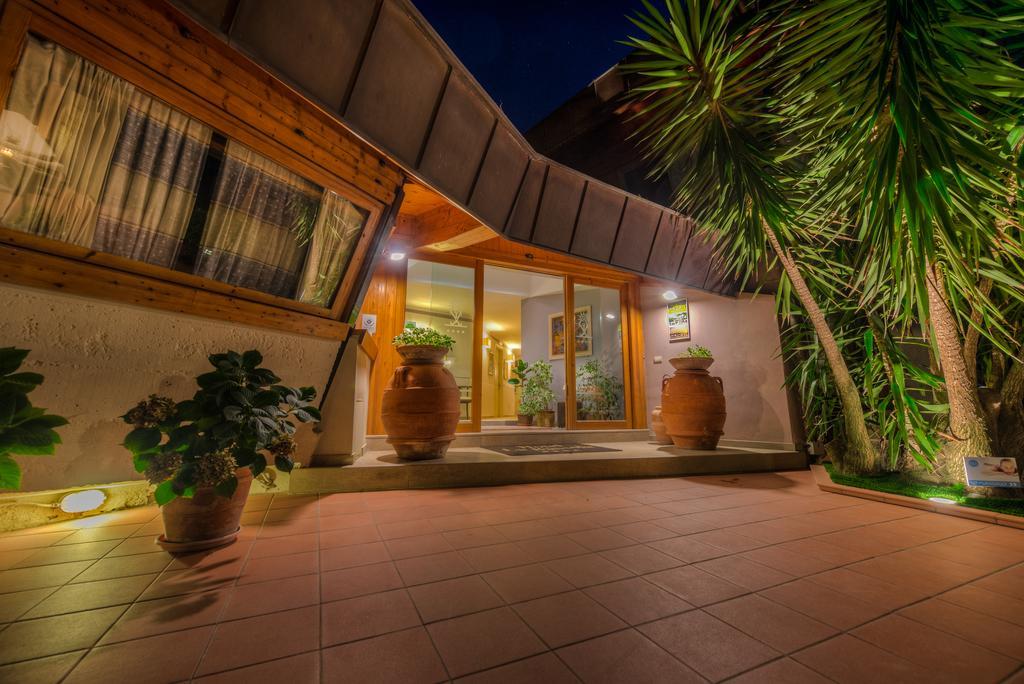 La Bussola Beach Hotel ปุนตาอาลา ภายนอก รูปภาพ